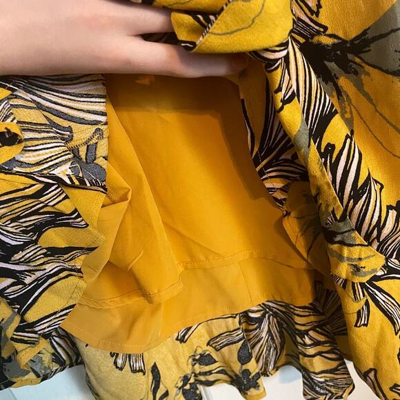 NWT GUESS Dress Yellow Palm Print Cascade Front V-Neck Ruffle Bottom Size Small - Picture 7 of 10